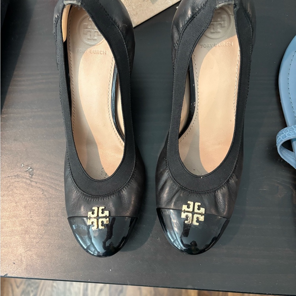 Tory Burch Black Flats with Rounded Toe and Decorative Emblem